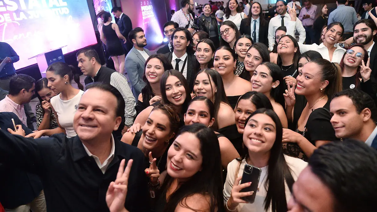 Con Esteban la voz de los jóvenes duranguenses se escucha- ganadores del Premio Estatal de la Juventud 2024 (3)